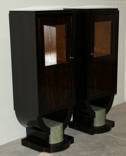 Realizados en ébano de macasar y galuchat verde. Interior con balda y espejo. Llaves en bronce.
